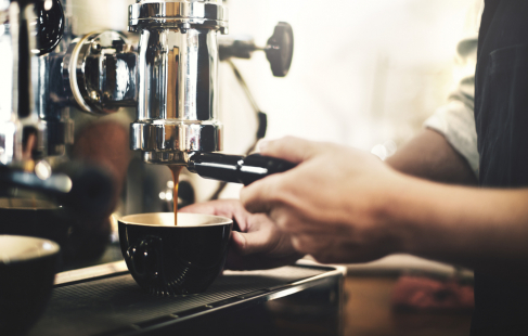 Espressolaitteesta valuu kahvi kuppiin.