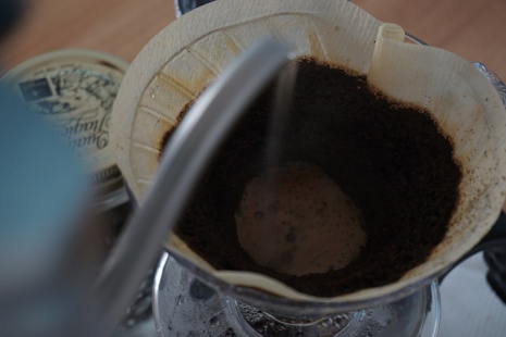 Suodatinkahvin valmistetaminen kaatamalla kuumaa vettä suodatinpussissa olevan kahvijauheen päälle.
