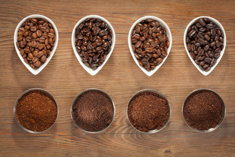 Eri paahtoasteisia kahvipapuja ja niistä valmistettuja kahvijauheita.