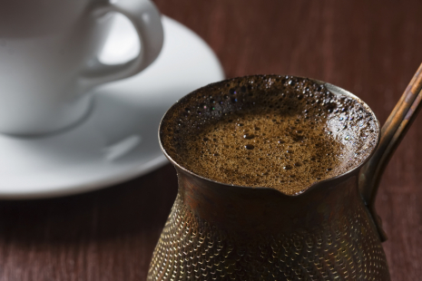 Turkkilaisen kahvin valmistuksessa käytettävä Ibrik-kahvipannu