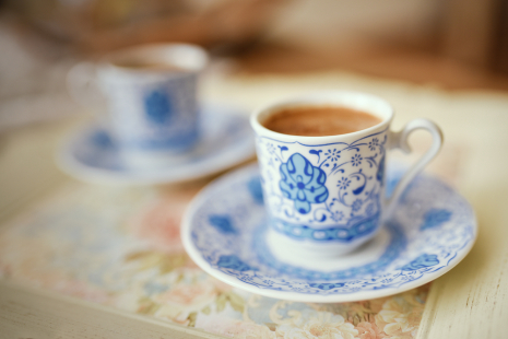 Kahvia sinivalkoisissa koristeellisissa kahvikupeissa